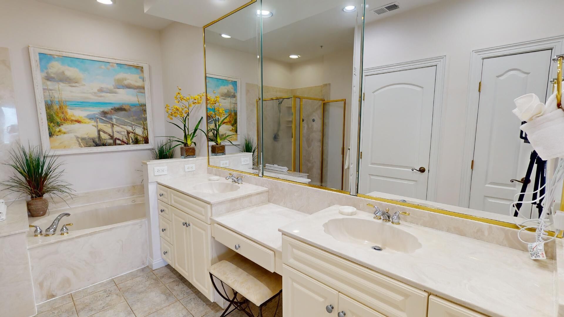 Un baño con dos lavamanos, un espejo grande y una cabina de ducha.