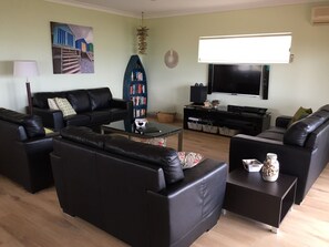 Smart TV, fireplace, video games, DVD player - Aalen Beach House | Kangaroo Island - Direct beach access in a central location (Kingscote)