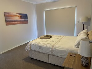 4 bedrooms, iron/ironing board, travel crib, WiFi - Aalen Beach House | Kangaroo Island - Direct beach access in a central location (Kingscote)