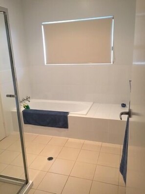 Bathtub, hair dryer, towels, soap - Aalen Beach House | Kangaroo Island - Direct beach access in a central location (Kingscote)