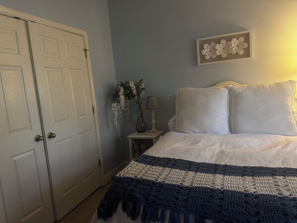 1 bedroom, desk, WiFi, bed sheets