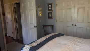 1 bedroom, desk, WiFi, bed sheets