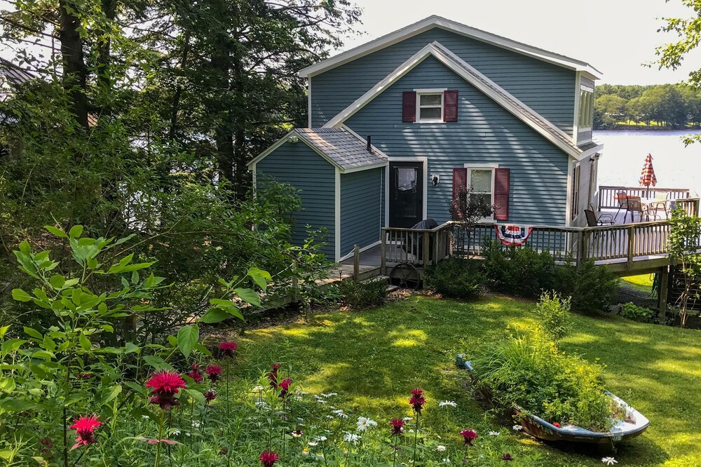 Waterfront Cottage on Pleasant Pond