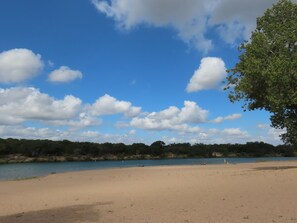 Plage, chaises longues