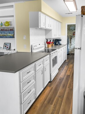 Fridge, microwave, oven, stovetop - Waterfront, gorgeous sunsets, sandy beach, dogs allowed. (Kingsland)