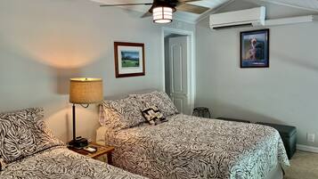 2 dormitorios, tabla de planchar con plancha, cuna de viaje