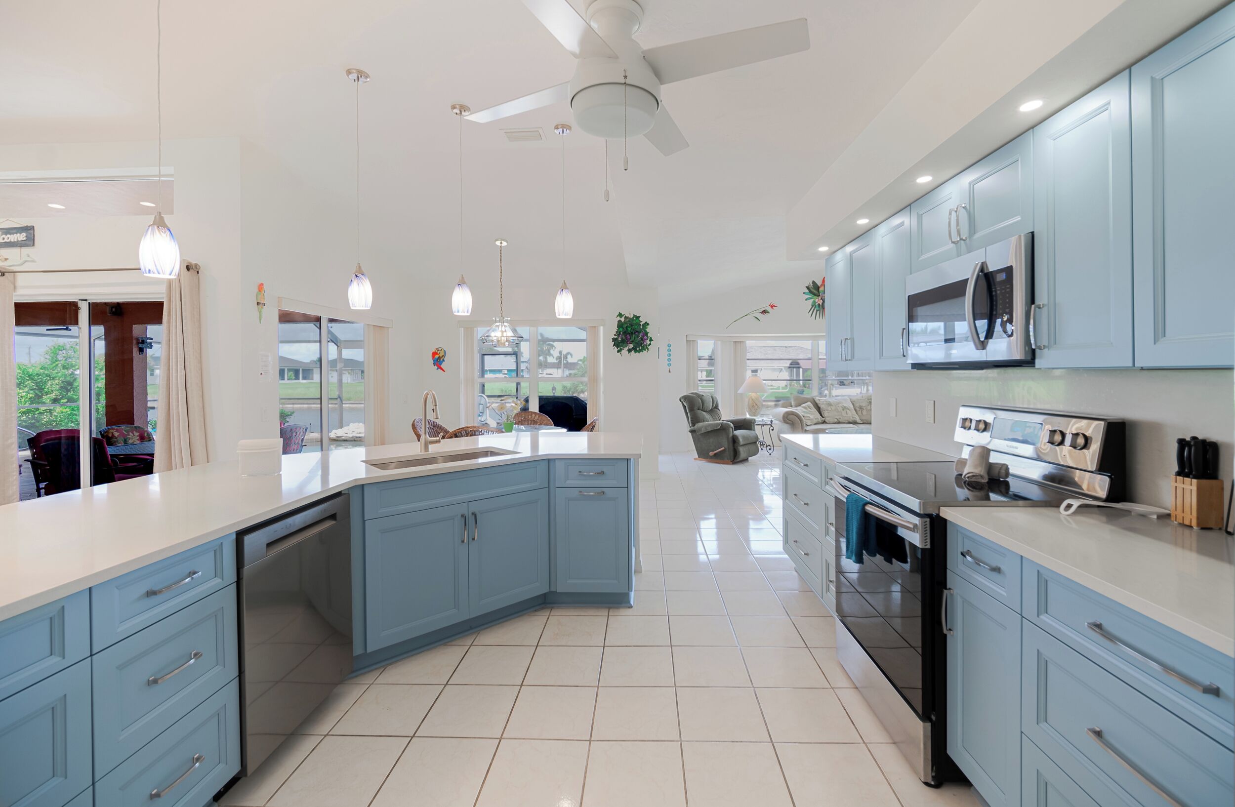 Geladeira, micro-ondas, fogão, cooktop