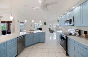 冷蔵庫、電子レンジ、オーブン、コンロ