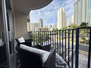 Property grounds - 2BR/1BA Condo at Royal Aloha in Waikiki! Free PARKING, Free WiFi! (Honolulu)