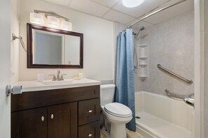 Hair dryer, towels - 2BR/1BA Condo at Royal Aloha in Waikiki! Free PARKING, Free WiFi! (Honolulu)