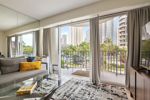 2BR/1BA Condo at Royal Aloha in Waikiki! Free PARKING, Free WiFi!