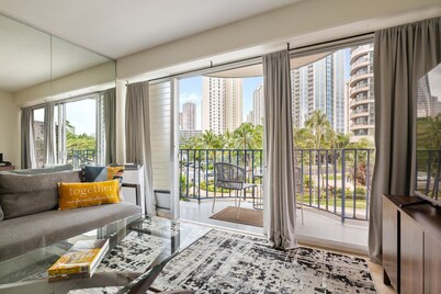 2BR/1BA Condo at Royal Aloha in Waikiki! Free PARKING, Free WiFi!