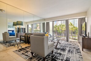 Smart TV - 2BR/1BA Condo at Royal Aloha in Waikiki! Free PARKING, Free WiFi! (Honolulu)