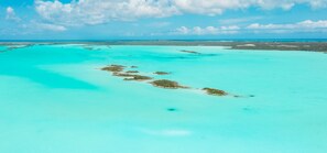 Beach nearby, sun loungers, beach towels - Tree House Atmosphere on Chalk Sound National Park (Providenciales)