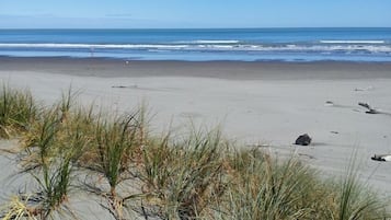 Ubicación cercana a la playa y tumbonas