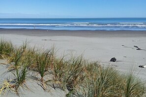 Beach nearby, sun-loungers - Seabury Lookout – Classic Kiwi Bach with Views suitable for all ages and stages! (Foxton Beach)