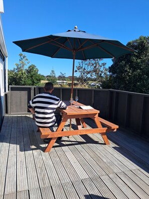 Outdoor dining - Seabury Lookout – Elevated Bach Living with Expansive Outlooks (Foxton Beach)