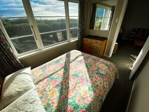 3 bedrooms, desk, iron/ironing board, free WiFi - Seabury Lookout – Classic Kiwi Bach with Views suitable for all ages and stages! (Foxton Beach)