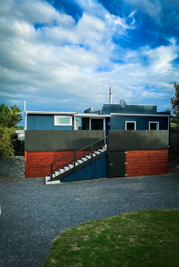 Exterior - Seabury Lookout – Classic Kiwi Bach with Views suitable for all ages and stages! (Foxton Beach)