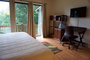 2 bedrooms, desk, iron/ironing board, Internet