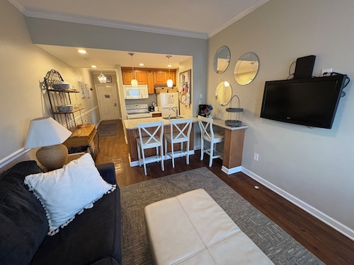 2 Bedroom Condo *Pool* 1 Block from Beach