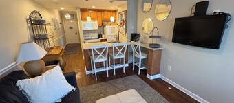 2 Bedroom Condo * Pool * 1 blokk fra stranden