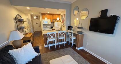 2 Bedroom Condo *Pool* 1 Block from Beach