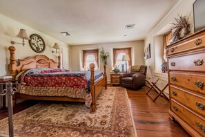 4 soverom, skrivebord, strykejern/-brett og reiseseng for barn