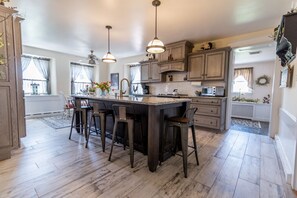 Fridge, microwave, oven, stovetop - Celebrate the holidays in the country! 2 or 3 nights just 395/night (New Providence)