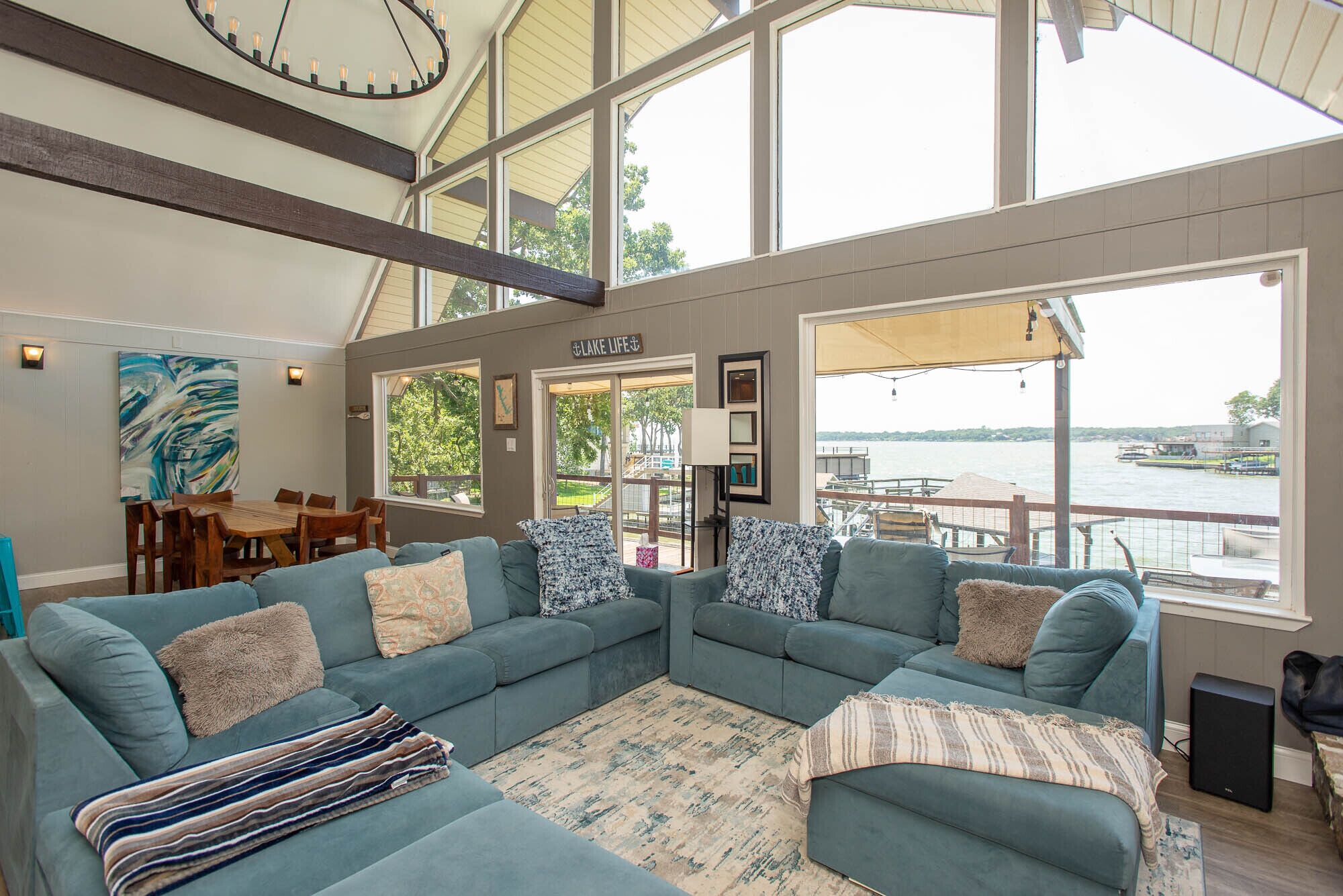 2 Free Kayaks and Hottub!!Recently Updated Large Retreat on the Water