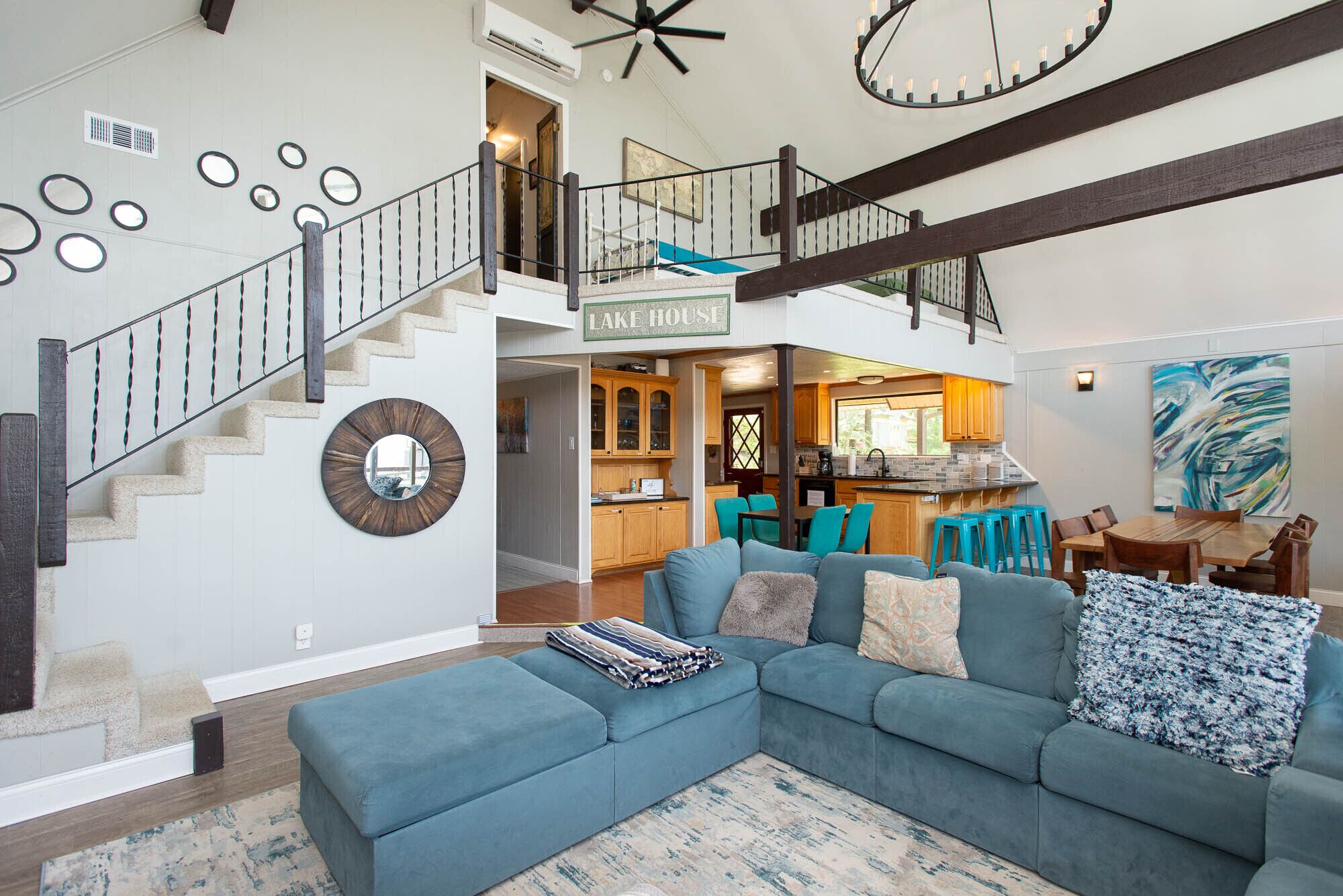 2 Free Kayaks and Hottub!!Recently Updated Large Retreat on the Water