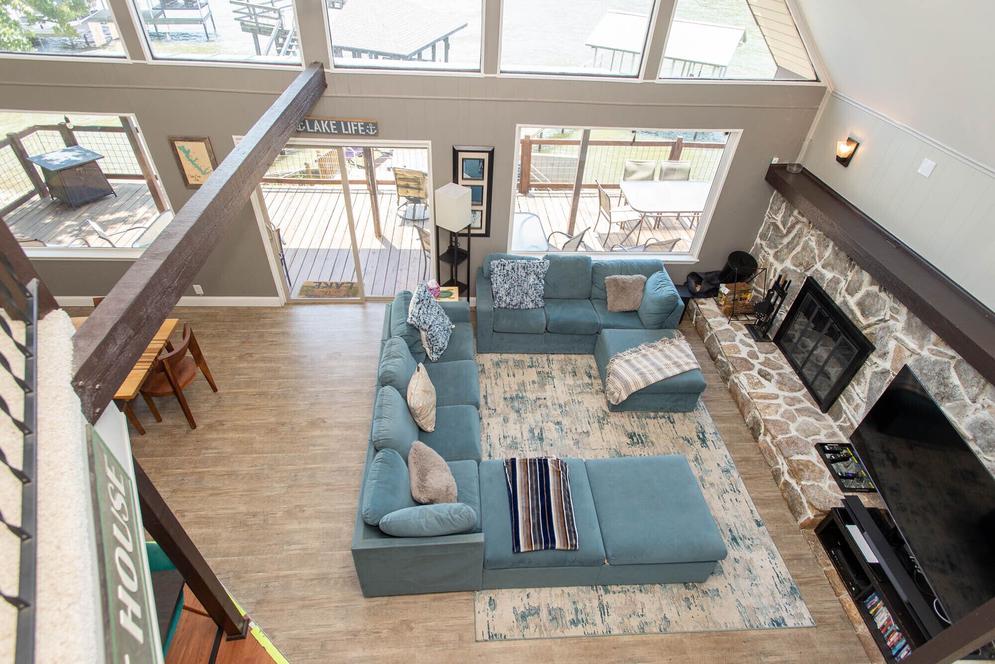 2 Free Kayaks and Hottub!!Recently Updated Large Retreat on the Water