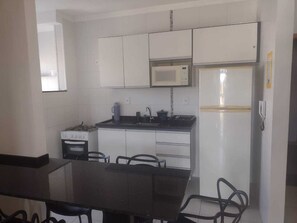 Réfrigérateur, four à micro-ondes, surface de cuisson, mélangeur