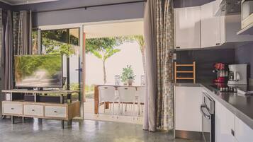 Réfrigérateur, micro-ondes, four, plaque de cuisson