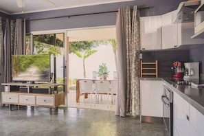 Réfrigérateur, four à micro-ondes, un four, surface de cuisson