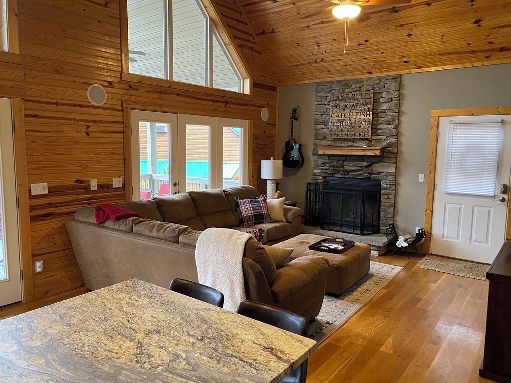 Newer Build, Premier Finishes, LAKE FRONT, Wireless Internet YOUTUBE TV