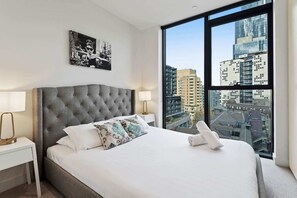 1 bedroom, desk, iron/ironing board, bed sheets - Bright Apartment with City Views in Trendy Locale (South Yarra)