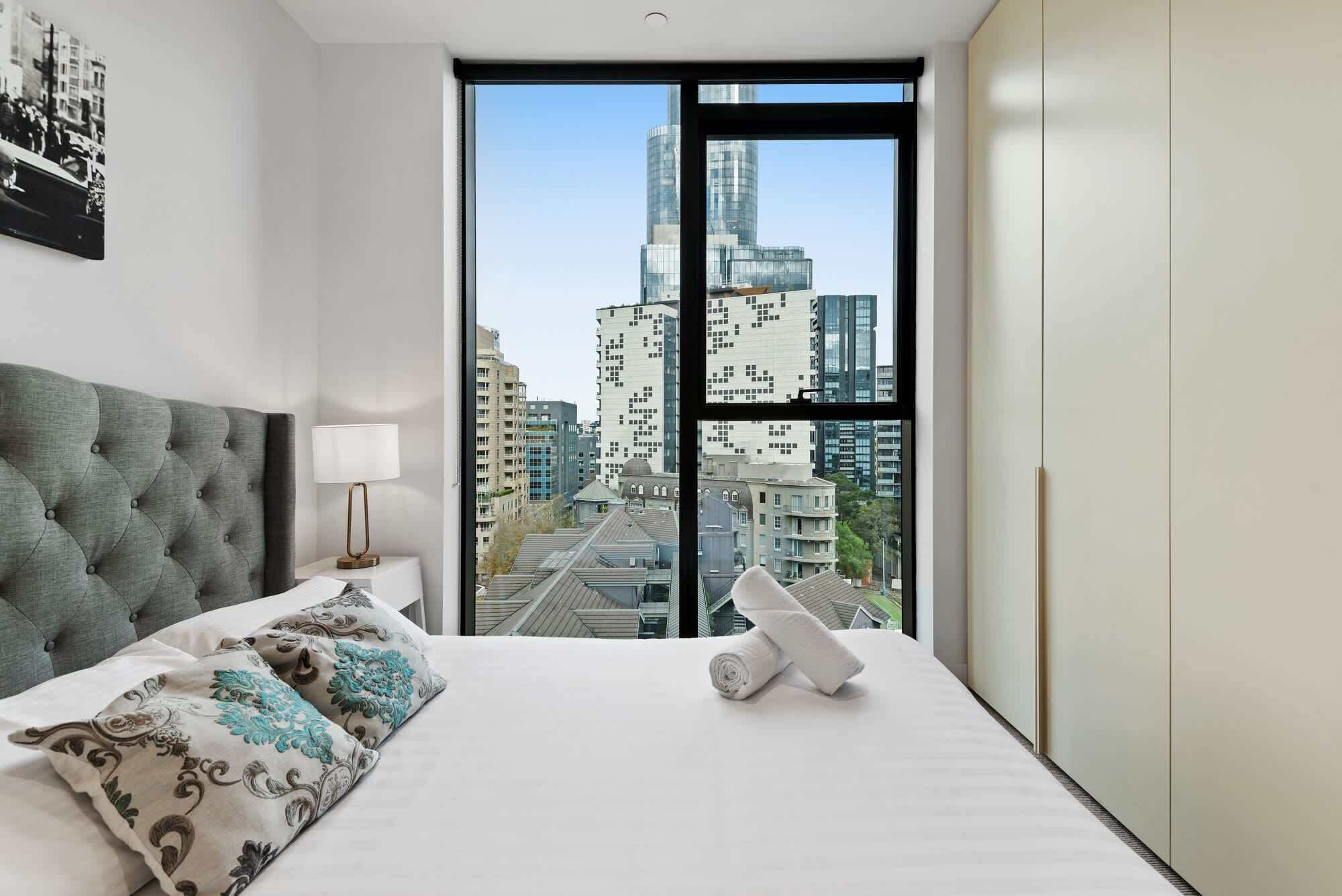 1 habitación, escritorio, tabla de planchar con plancha y ropa de cama 