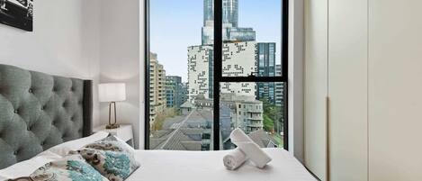 1 slaapkamer, een bureau, een strijkplank/strijkijzer, beddengoed