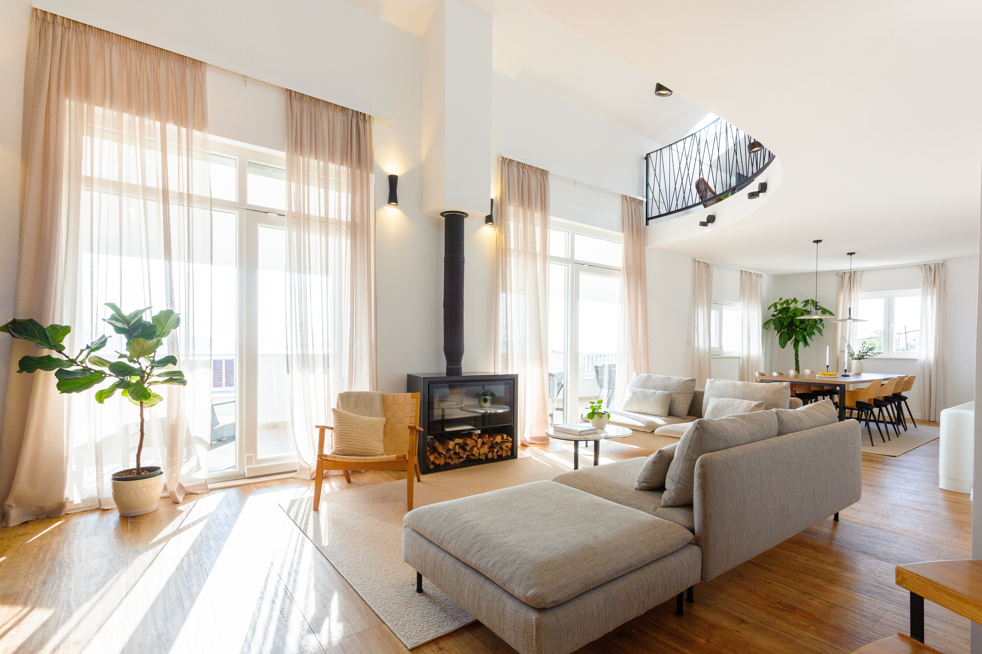 Smart TV, chimenea, videojuegos y reproductor de DVD 