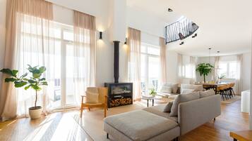 Älytelevisio, takka, videopelejä, DVD-soitin