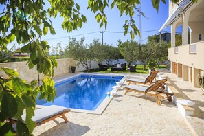 حمّام سباحة خارجي، حمّام سباحة مُدفَّأ