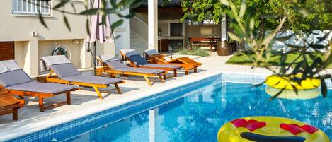 Een buitenzwembad en een verwarmd zwembad