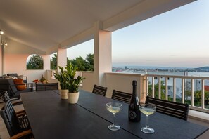 تناول الطعام بالخارج