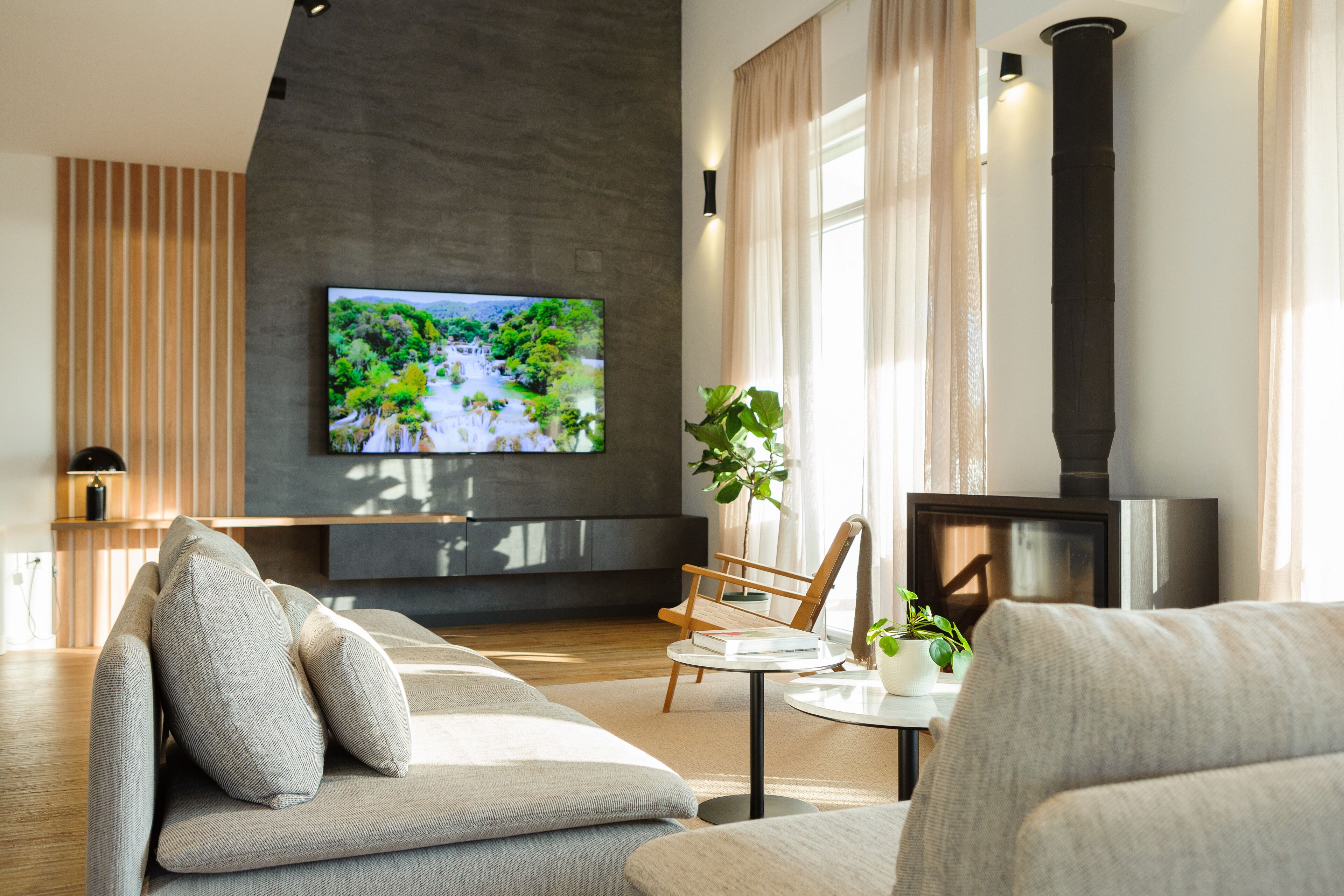 Smart TV, chimenea, videojuegos y reproductor de DVD 