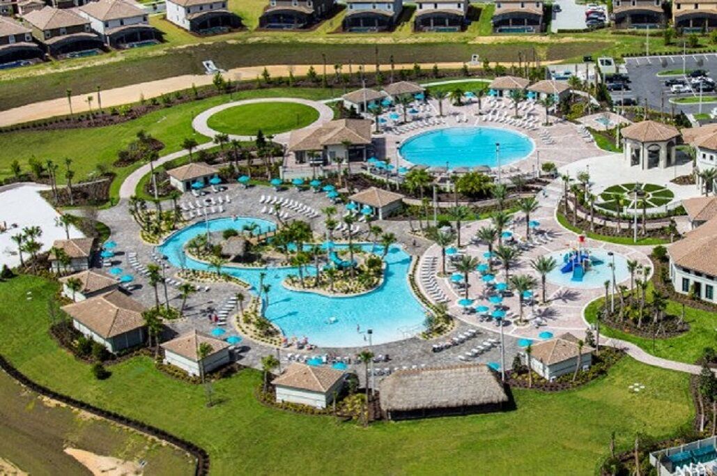 Una piscina al aire libre, una piscina climatizada