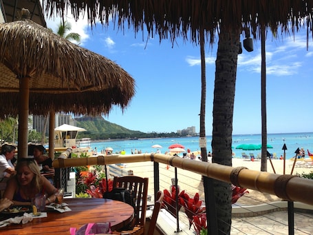 Outdoor dining. Oceanfront, Yacht Harbor, Luxury, Friday Fireworks front row seat, FAB!