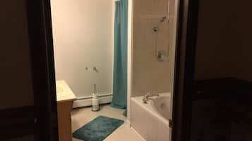 Combined shower/tub, jetted tub, hair dryer, towels