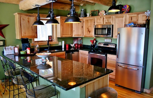 Bear's Den-Pet Friendly! Close to Ski Cooper. Private lake access!