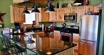 Bear's Den-Pet Friendly! Close to Ski Cooper. Private lake access!